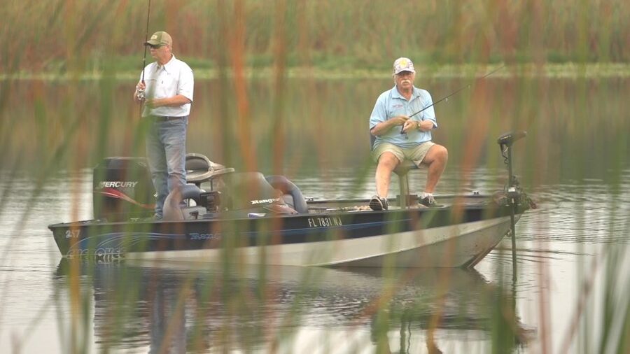Clermont: Trophy Bass Fishing Experience with Expert Guide - Four hours with an English-speaking fishing captain