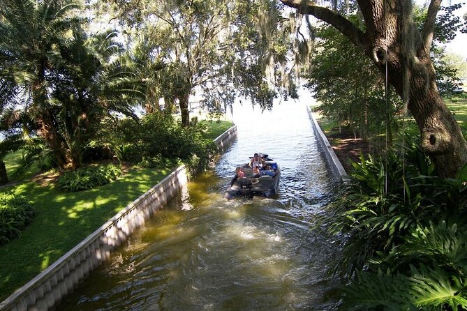 Pontoon Pub Crawl, 5 Lakeside Pubs and Restaurants Visit by Boat - A boat ride with five reasons to stop